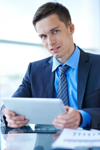 Affärsman med digital tablet — Stockfoto