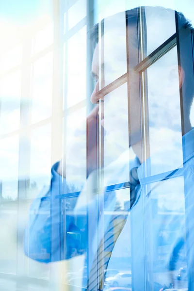 Businessman calling — Stock Photo, Image