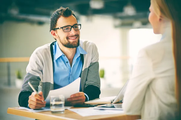 Empresario con papel escuchando a su colega — Foto de Stock