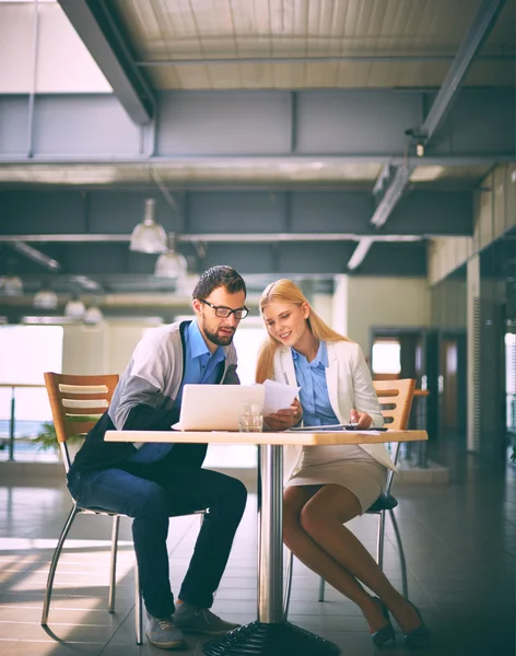 Geschäftspartner, die mit Dokumenten arbeiten — Stockfoto