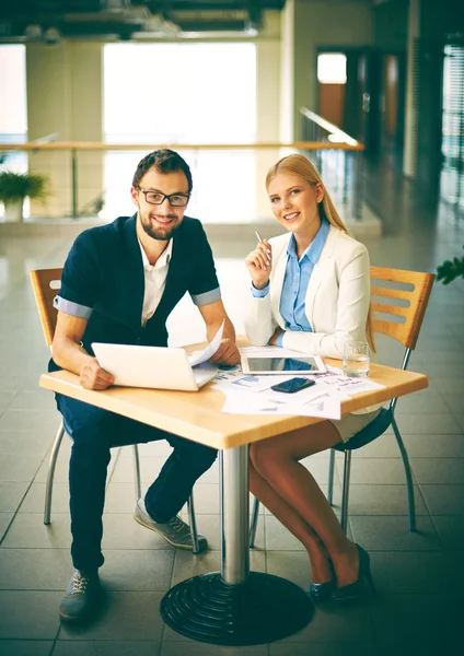 Colegas de trabalho bem sucedidos — Fotografia de Stock