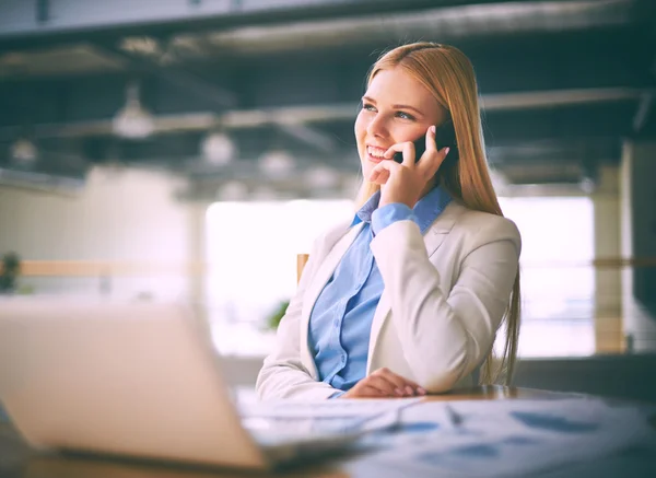 Affärskvinna ringer på telefon — Stockfoto