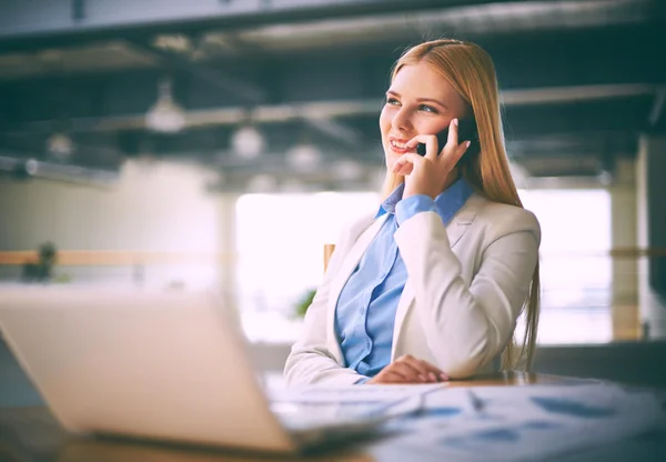 Agente feminina falando por telefone — Fotografia de Stock