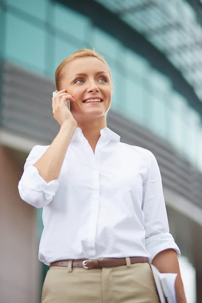 Interesu mówiąc na telefon — Zdjęcie stockowe