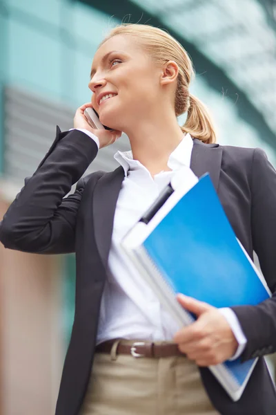 Affärskvinna som talar i mobiltelefon — Stockfoto