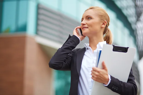 Kierownik rozmowy na telefon komórkowy — Zdjęcie stockowe