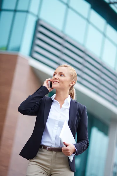 Mujer de negocios llamando —  Fotos de Stock