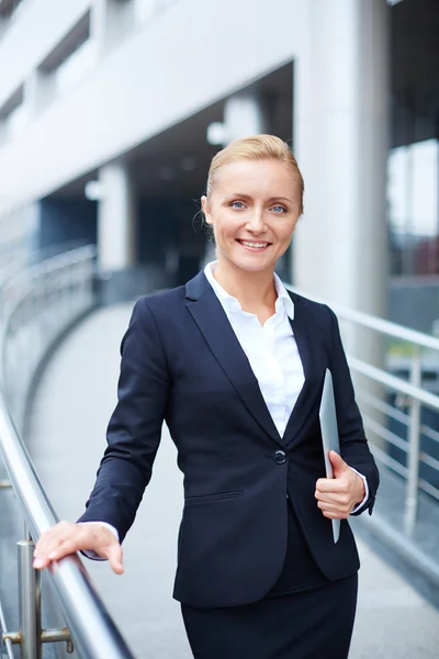 Zakenvrouw met touchpad — Stockfoto