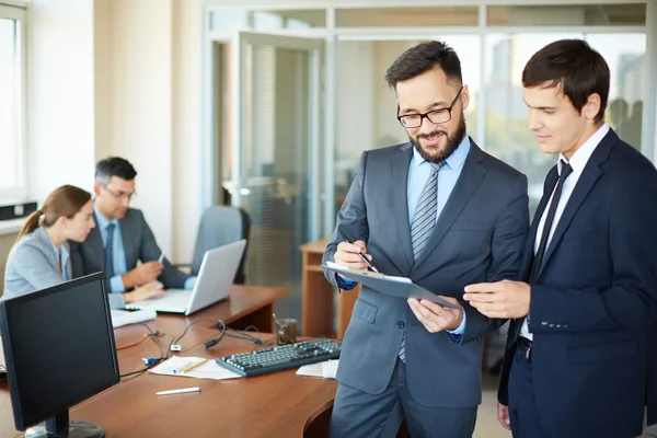 Uomo d'affari che consulta il suo partner — Foto Stock