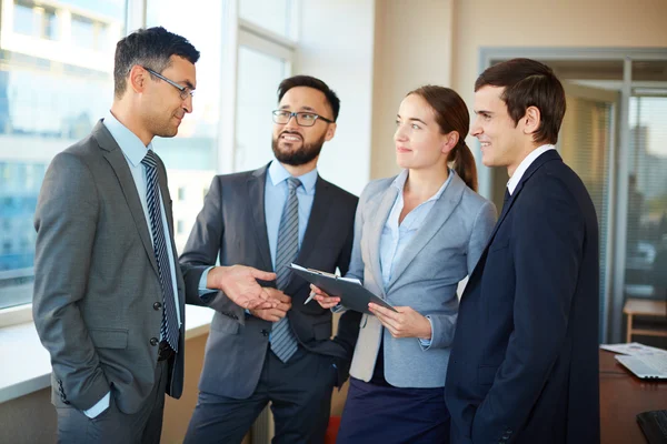 Auf Geschäftspartner hören — Stockfoto