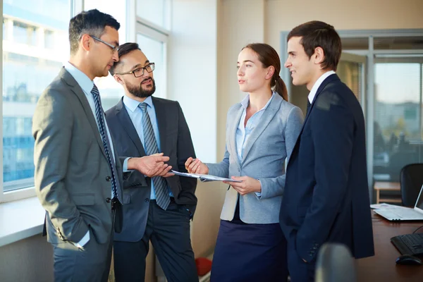 Collega 's die documenten bespreken — Stockfoto