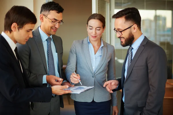 Geschäftsfrau zeigt auf Dokument — Stockfoto