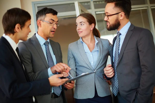 Geschäftsfrau zeigt auf Dokument — Stockfoto