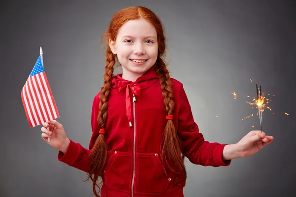 Ragazza con luce bengala e bandiera americana — Foto Stock