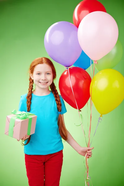 Ragazza con scatola regalo e palloncini — Foto Stock