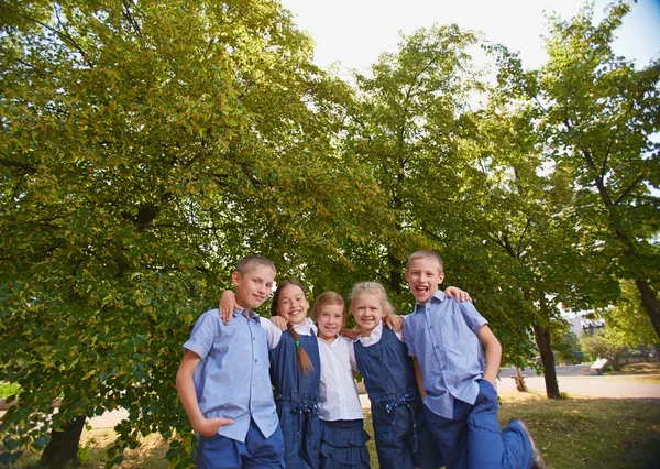 Schoolchildren in park — Stock Photo, Image