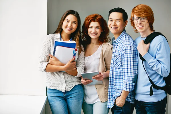 Teenage friends  in college — Stock Photo, Image