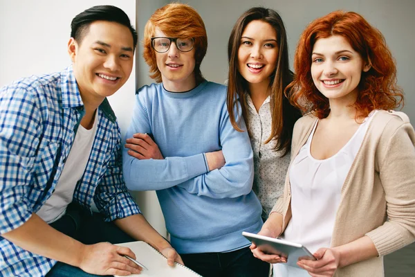 Glückliche College-Freunde — Stockfoto