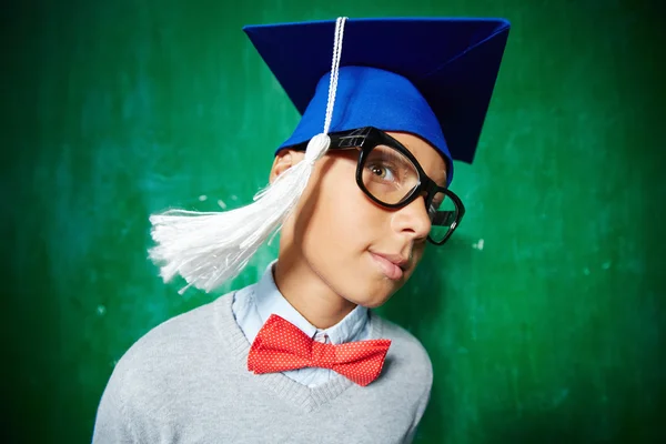 Μαθητή στην γυαλιά και καπέλο αποφοίτηση — Φωτογραφία Αρχείου