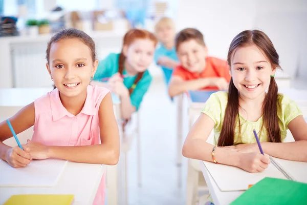 Mädchen sitzen beim Zeichenunterricht — Stockfoto