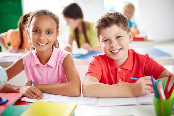 Schooljongen en schoolmeisje — Stockfoto