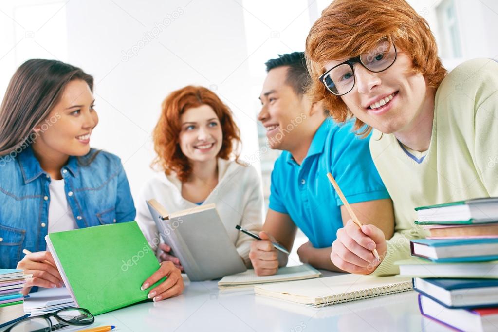 Учеба в университете. Студенты сток. Интернет образование. Воспитание студентов. Студенты в классе.