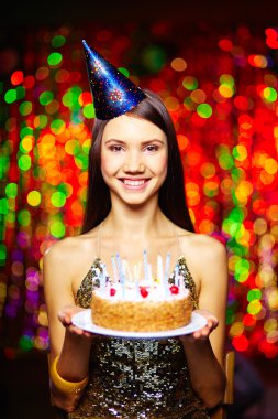 Doğum günü pastası ile esmer