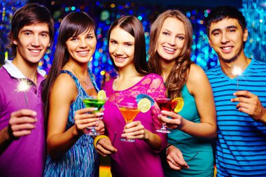 Arkadaşlar yeni yıl partisinde kokteyller ile kızartma