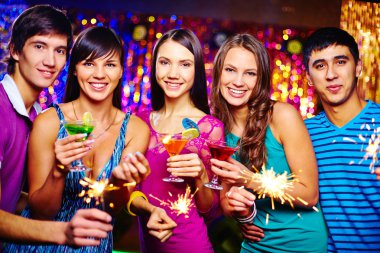 Arkadaş grubu kokteyller