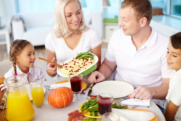 Par och barn går på festlig middag — Stockfoto