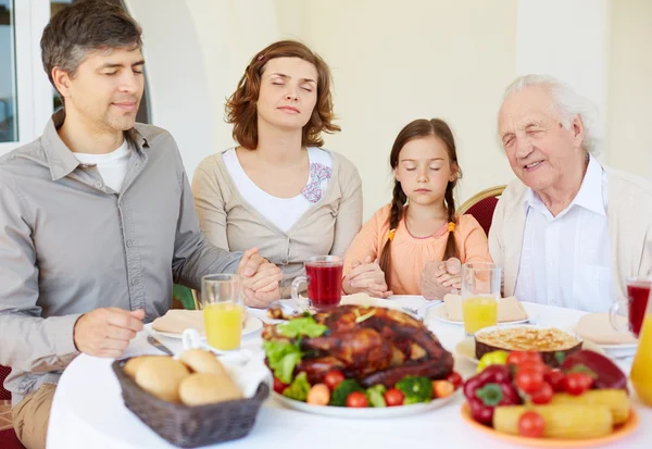 Familypraying u slavnostního stolu na den díkuvzdání — Stock fotografie