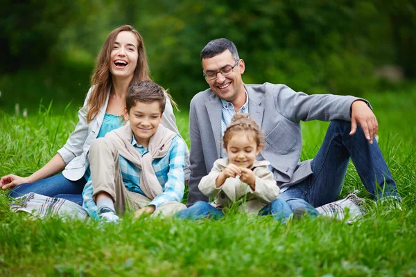 Família na grama verde — Fotografia de Stock