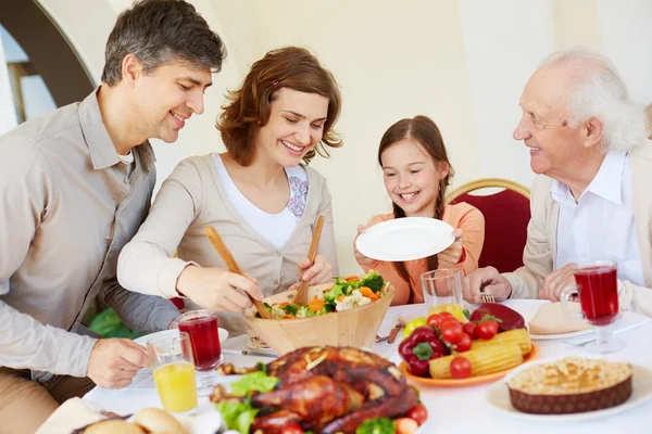 Familj av Thanksgiving bordet — Stockfoto