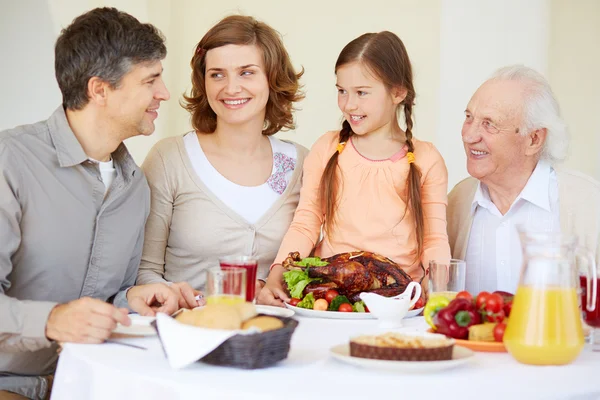 Famille pendant le dîner traditionnel de Thanksgiving — Photo