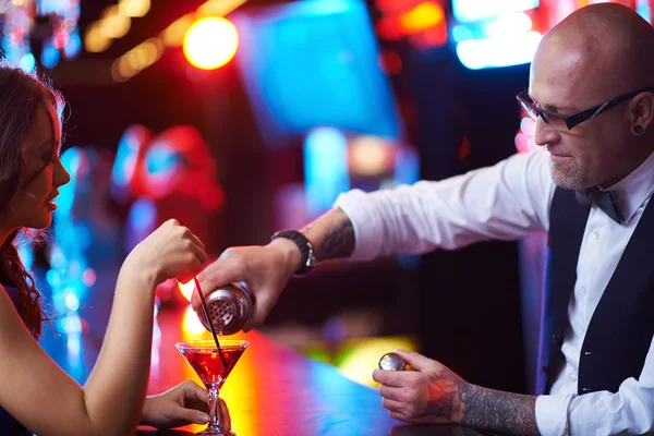 Man in eyeglasses pouring cocktail — Stock Photo, Image