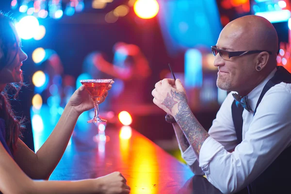 Chica y barman — Foto de Stock