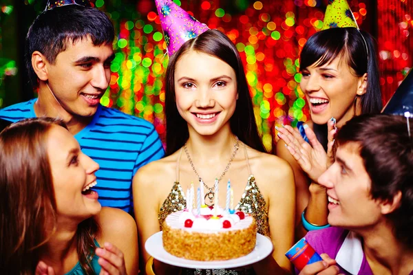 Ragazza con torta di compleanno — Foto Stock