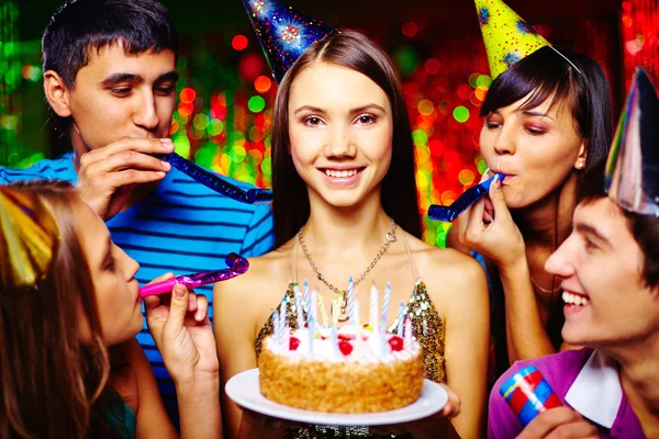 Chica con pastel de cumpleaños — Foto de Stock