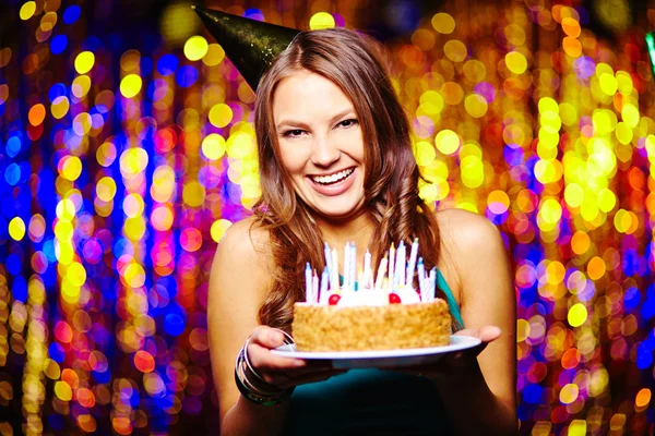 Frau mit Geburtstagstorte — Stockfoto