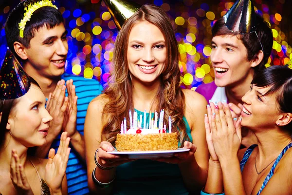 Joven hembra con pastel de cumpleaños — Foto de Stock