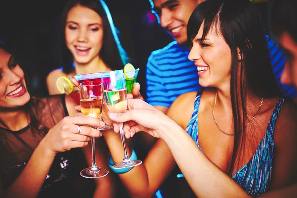 Freunde mit Champagner — Stockfoto