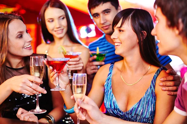 Meninas e caras com martini e champanhe — Fotografia de Stock