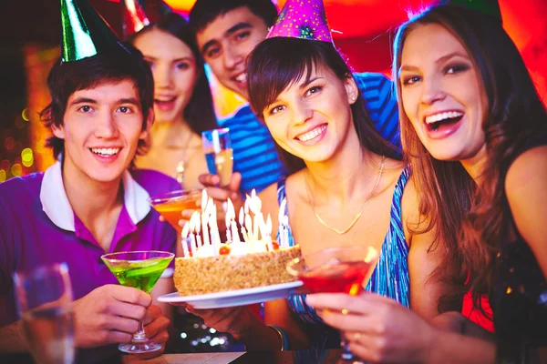 Amigos celebrando cumpleaños — Foto de Stock