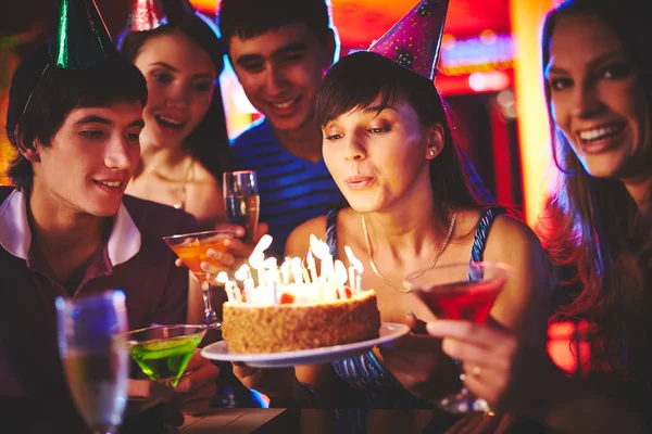 Menina soprando em velas no bolo de aniversário — Fotografia de Stock