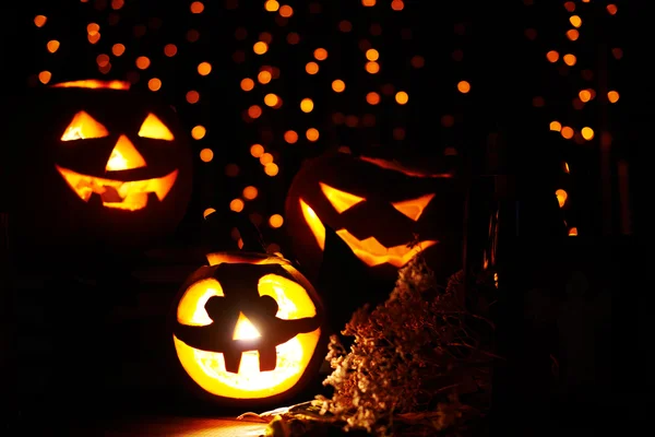 Jack-o-lanternas em uma janela — Fotografia de Stock