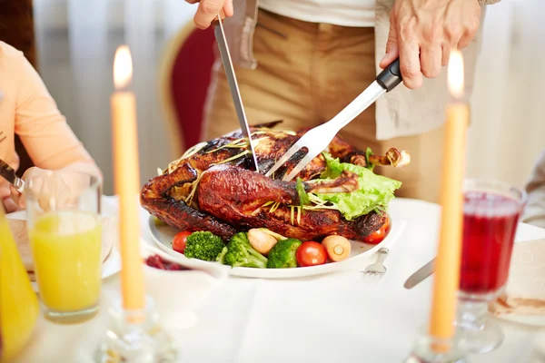 Pollame arrosto su tavola festiva Foto Stock