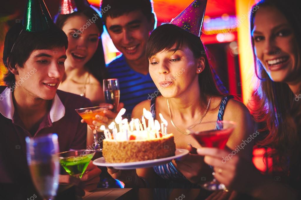 Именинница мастурбирует на вечеринке по случаю своего дня рождения