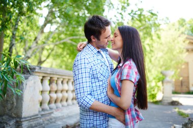 Sevdalı yolcular kucaklayan