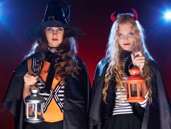 Halloween girls with lanterns — Stock Photo, Image