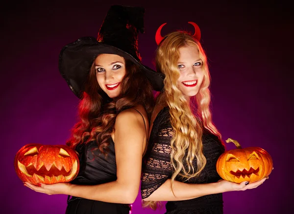 Vrouwen met jack-o-lantaarns — Stockfoto